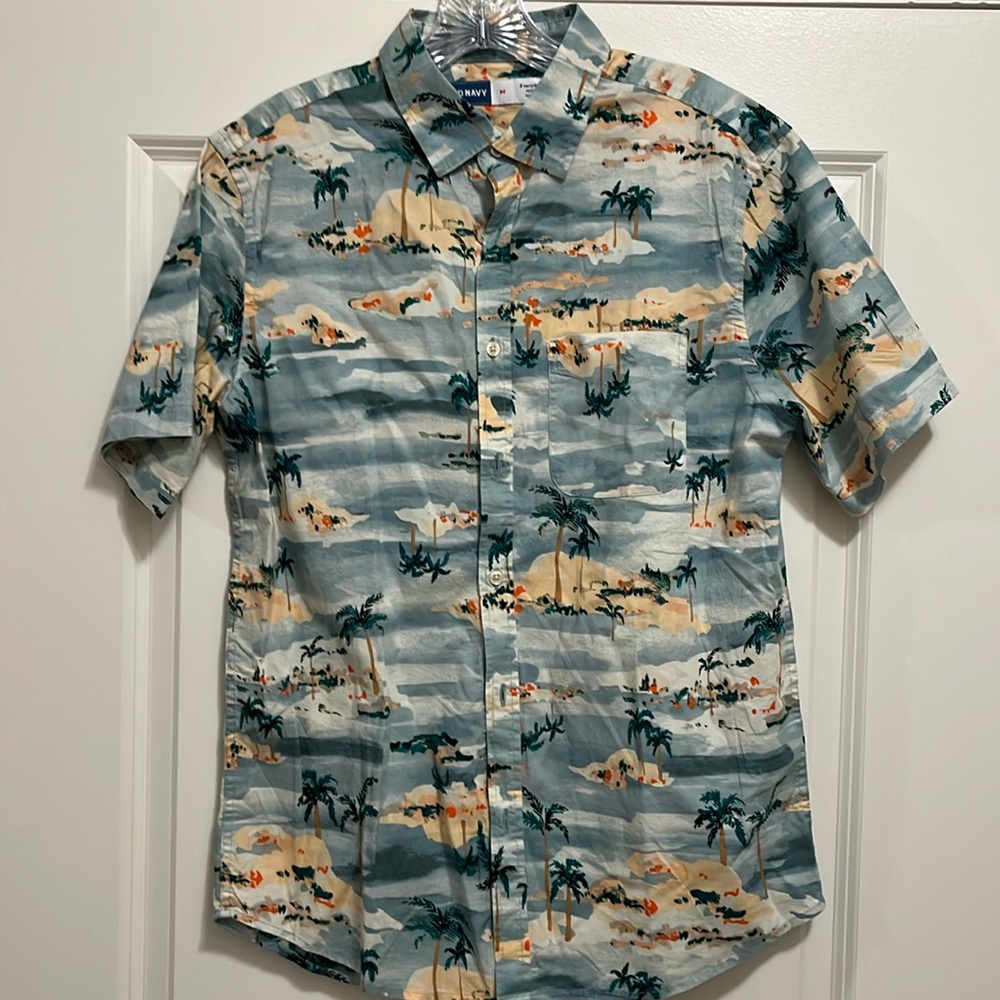 Men’s old navy island shirt size medium